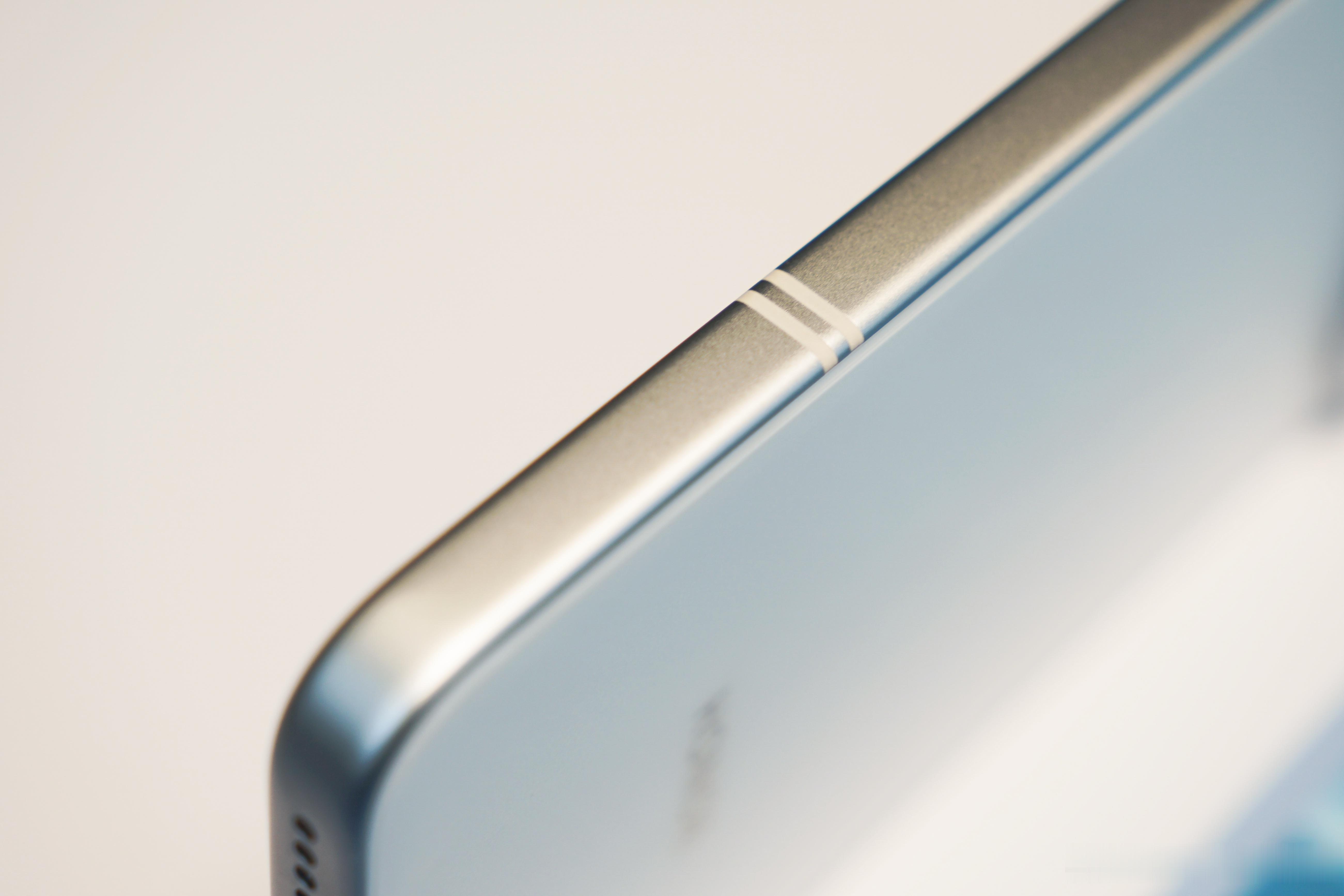 大家有没有注意到，荣耀Power2的金属中框上的天线断点格外多这么多天线可不是白