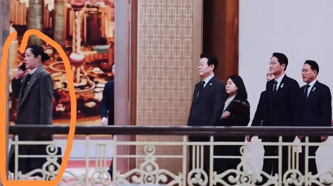 2026年1月6日下午，李在明乘坐专机抵达上海，从机场直奔会场，步伐几乎未有停顿