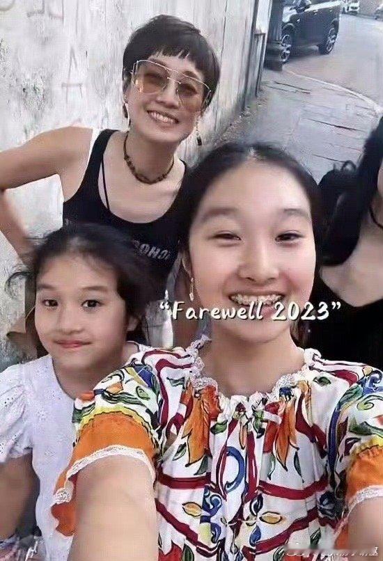 文章马伊琍大女儿为妹妹庆生 一个像妈妈 一个像爸爸 