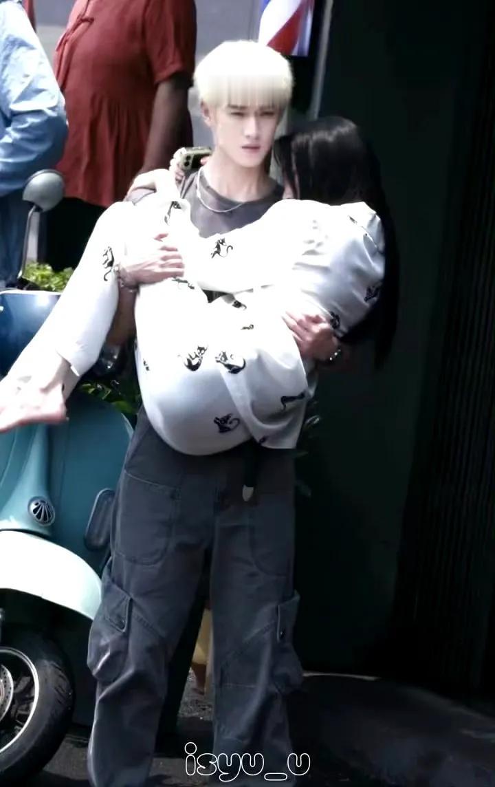 一场猝不及防的浪漫路透，让全网瞬间沸腾！李昀锐与关晓彤同框公主抱的画面，氛围感拉