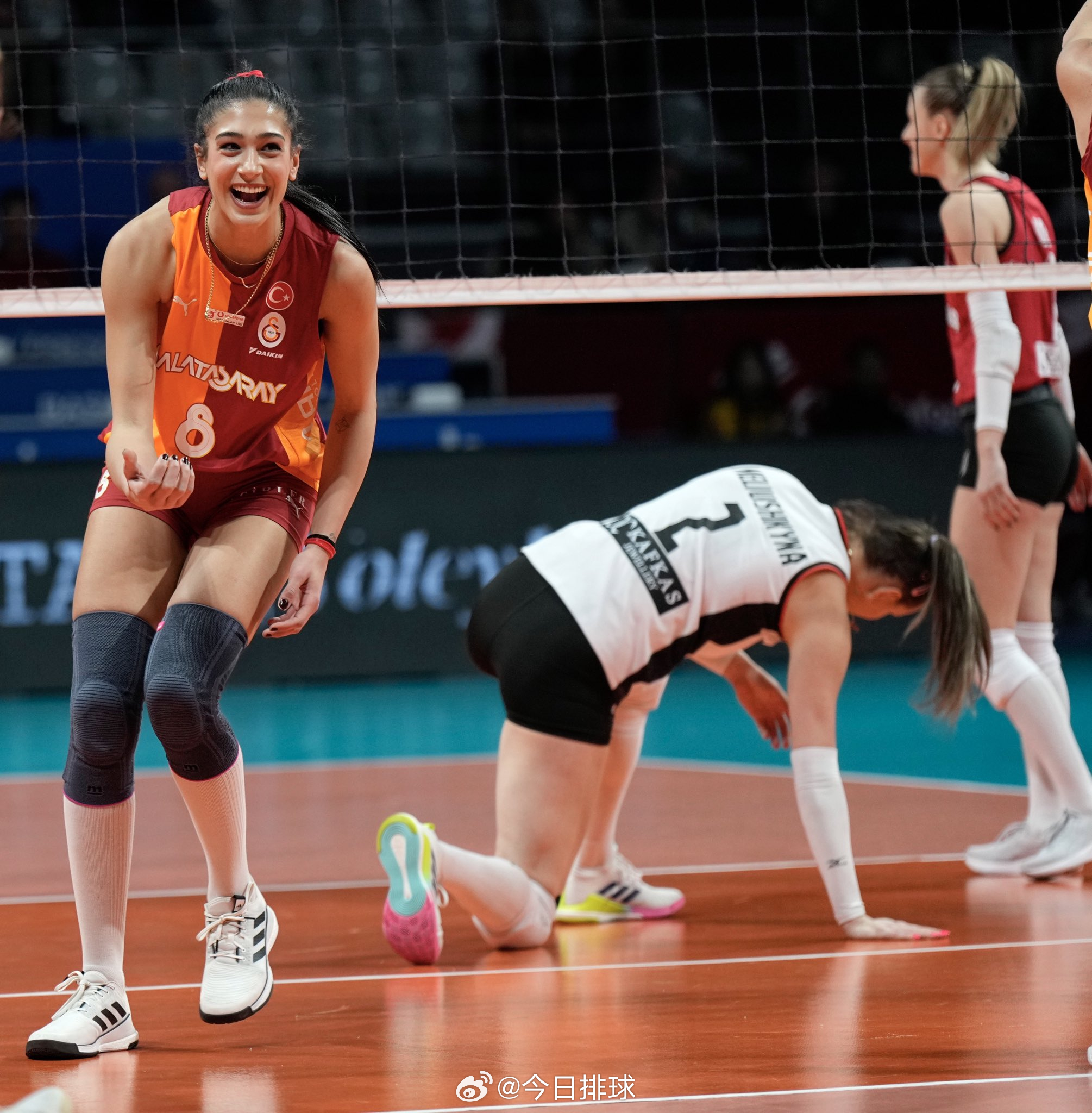 【王媛媛12分 加拉塔萨雷3比2贝西克塔什】北京时间28日晚上，女排土超 常规赛