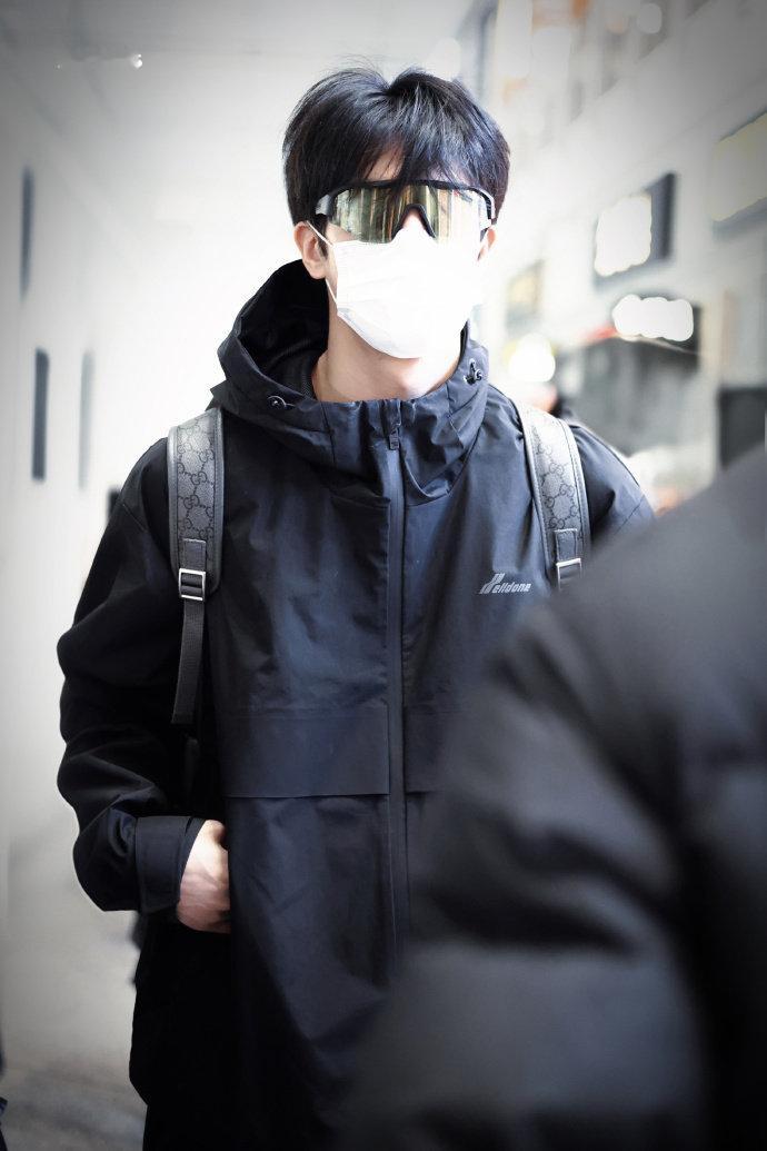 机场就是宋威龙的秀场 宋威龙护目镜冲锋衣酷感look 机场就是宋威龙的秀场，宋威