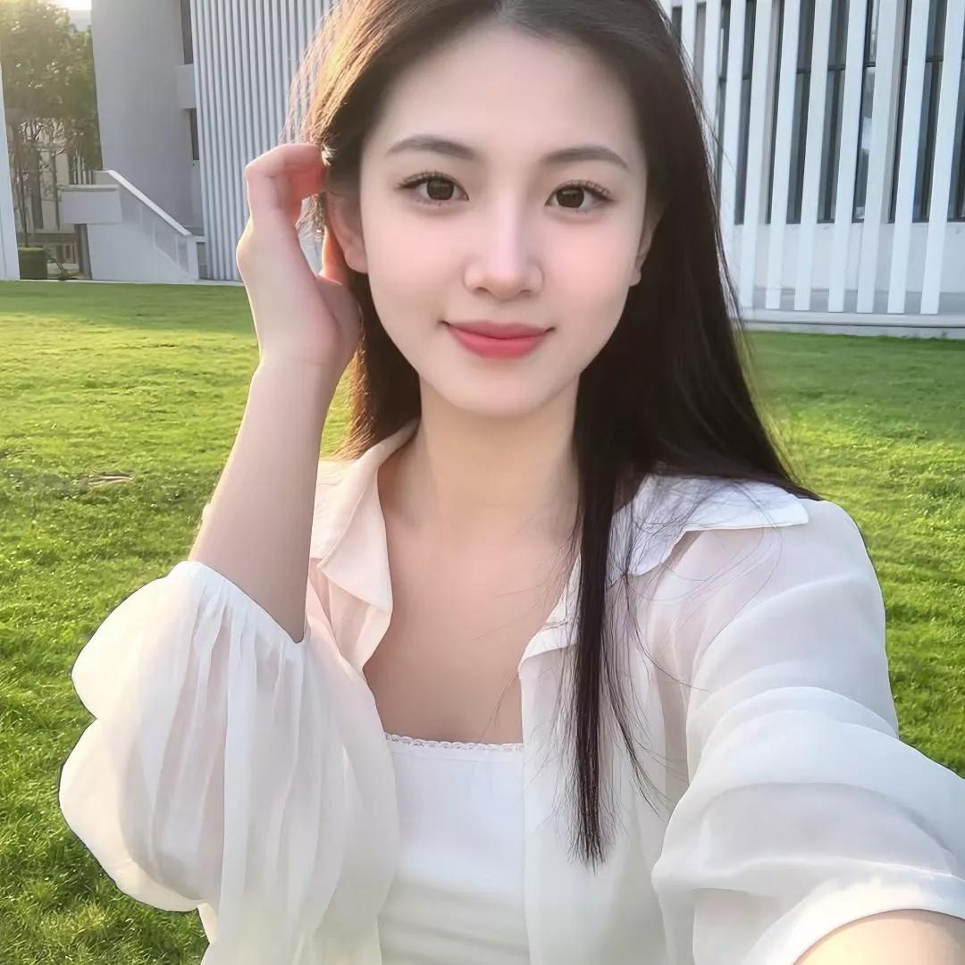 阳光下的甜美自拍，白衬衫的清新穿搭少女感白衬衣 淡雅白装自拍 简约白衬衫写真 白