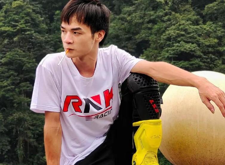 全能型机车手小陈去世仅25岁，生前调侃明天就没了。
 
每当这时候我就想起徒手攀