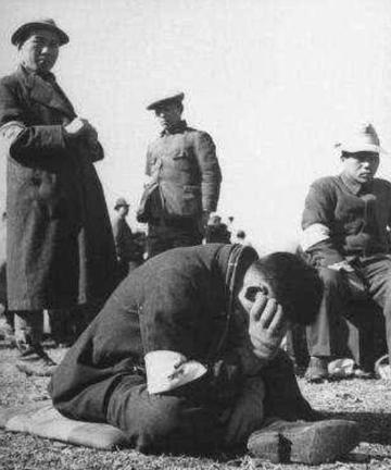 1952年，朝鲜战场，一名被俘的战士，面对着敌人的残忍对待，衣衫褴褛，眼神中充满