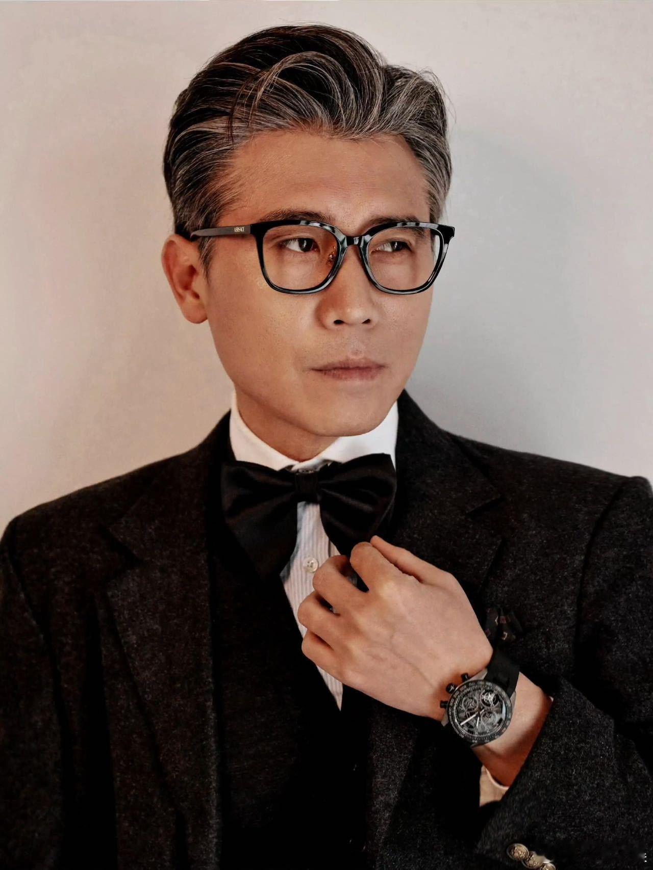 李乃文重新诠释叔圈天菜哈哈哈哈哈 李乃文把“叔圈天菜”演成了“叔圈天菜（笑话版）