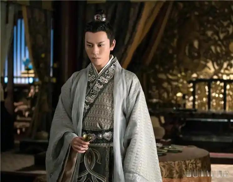 唐文宗李昂刚下朝就被几个宦官团团围住，他却不敢说半句话。

要讲这段憋屈往事，得
