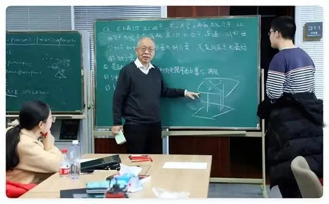 同样是大师，格局天差地别！有人倾尽所有报国，有人满载光环自留
 
世间大师分两种