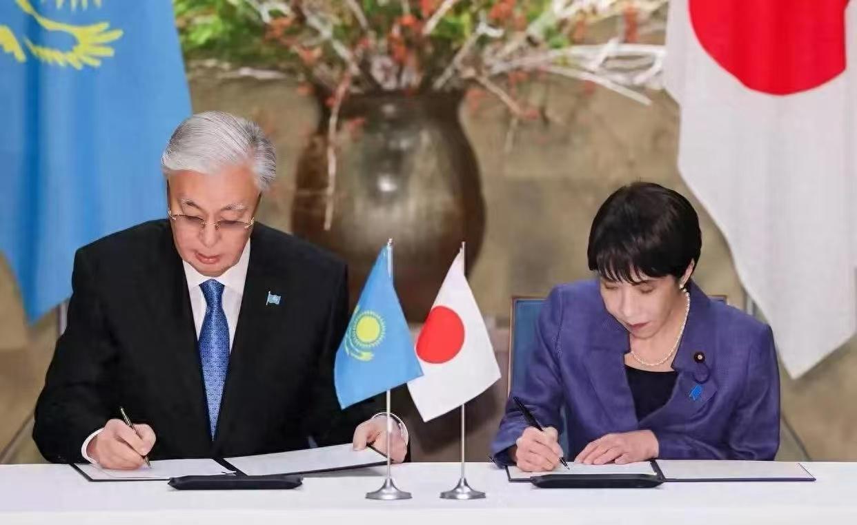 拿了中国资源，
中亚五国却扎堆东京站队日本，关键时刻竟背道而驰？

一边是咱们掏