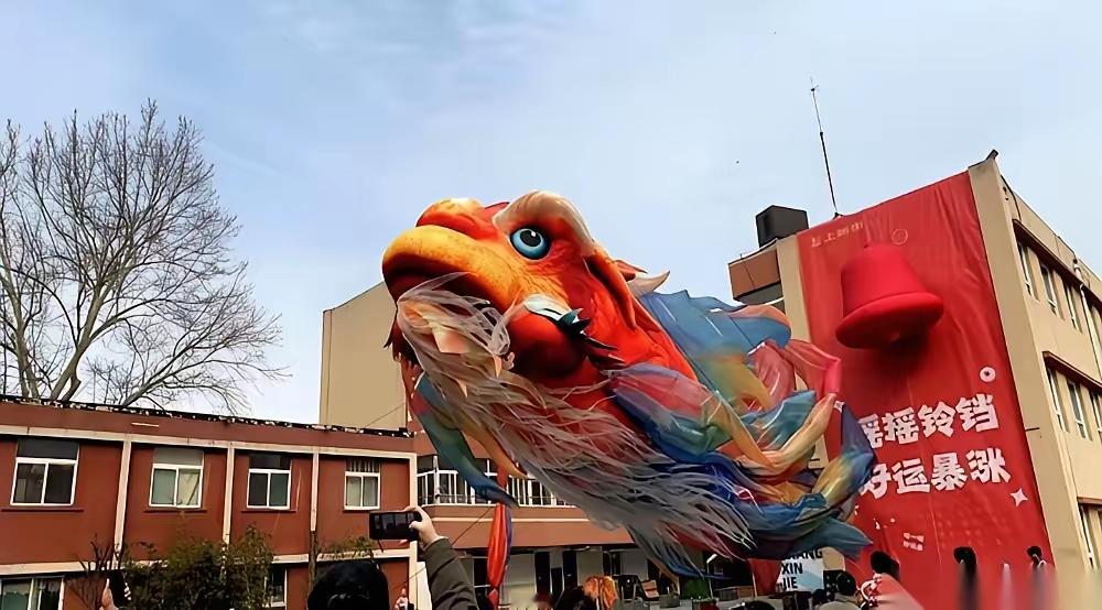 💨 21米巨型鳌鱼上演"带薪飞天"！
大祥瑞啊，看到图的人今年发大财
大祥瑞啊