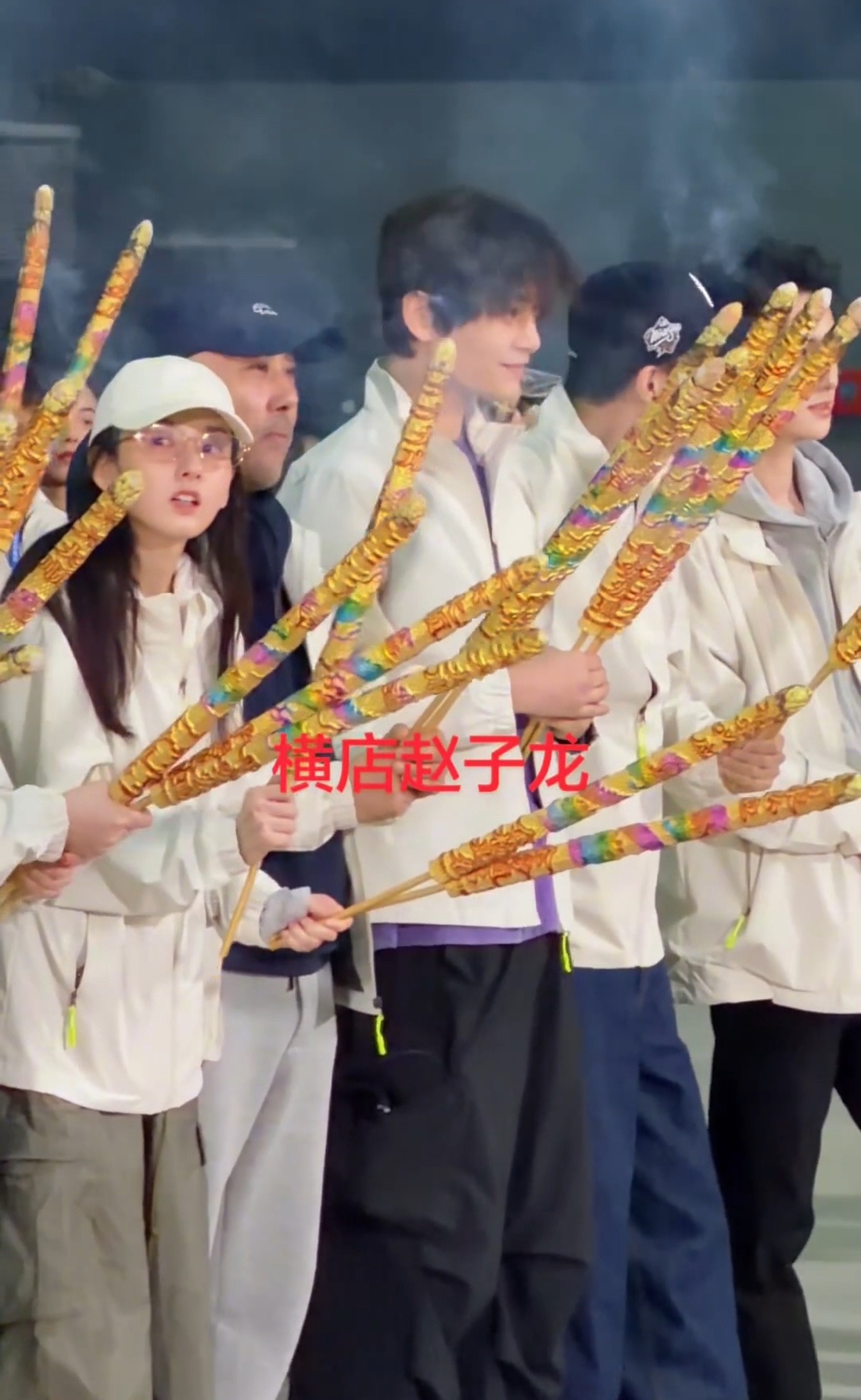 丁禹兮宋祖儿比耶合照丁禹兮宋祖儿合照 丁禹兮、宋祖儿《司宫令》比耶合照，男帅女美