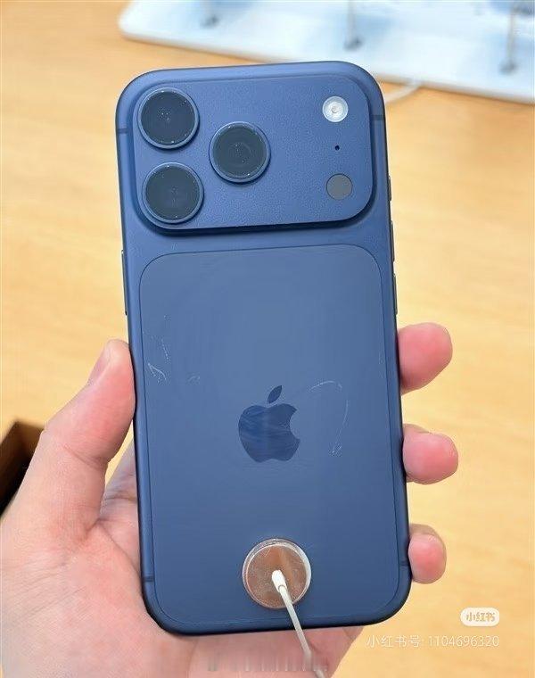 去小红薯翻了下，镜头Deco、边框、后盖玻璃无一幸免，这代iPhone17还是踏