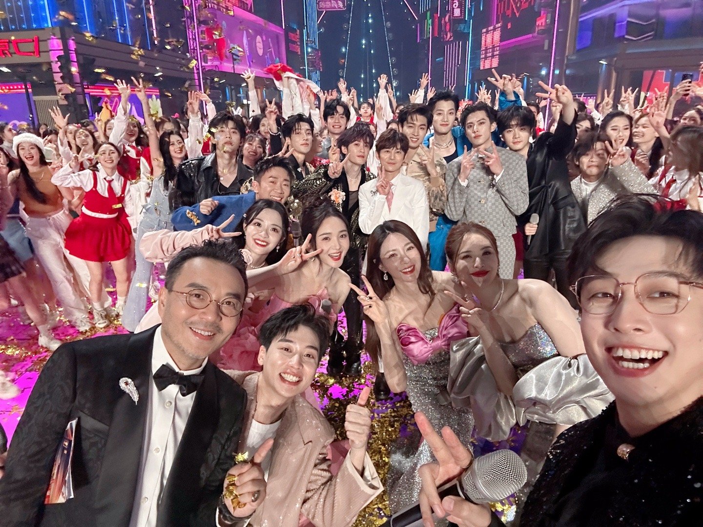 靳梦佳这8年我知道你是怎么过的湖南卫视跨年舞台的八年常客，靳梦佳用行动诠释了什么