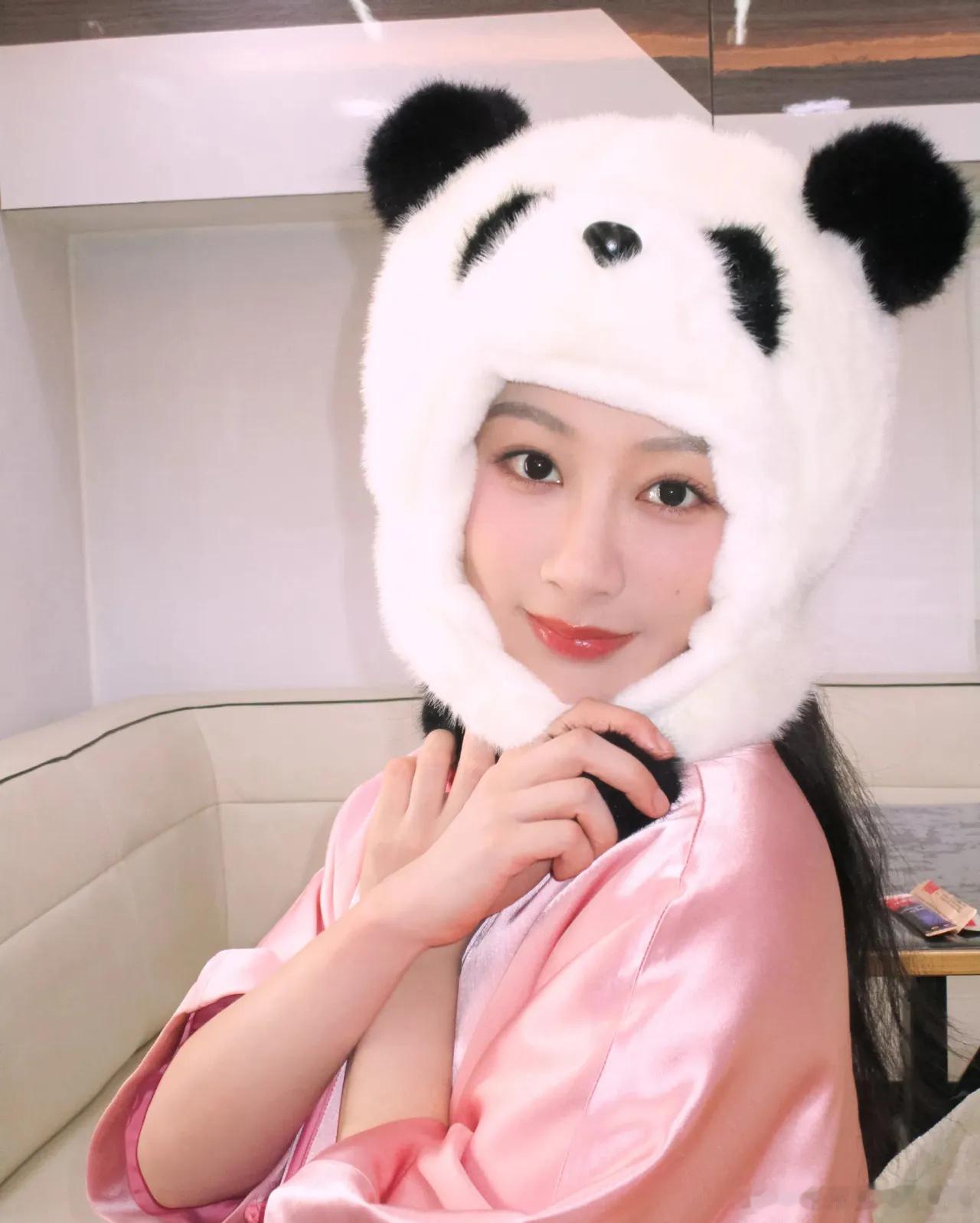 杨紫今日营业照杨紫在房车里也是这么可爱的自拍呢！这个熊猫帽子搭配杨紫软糯糯的杨紫