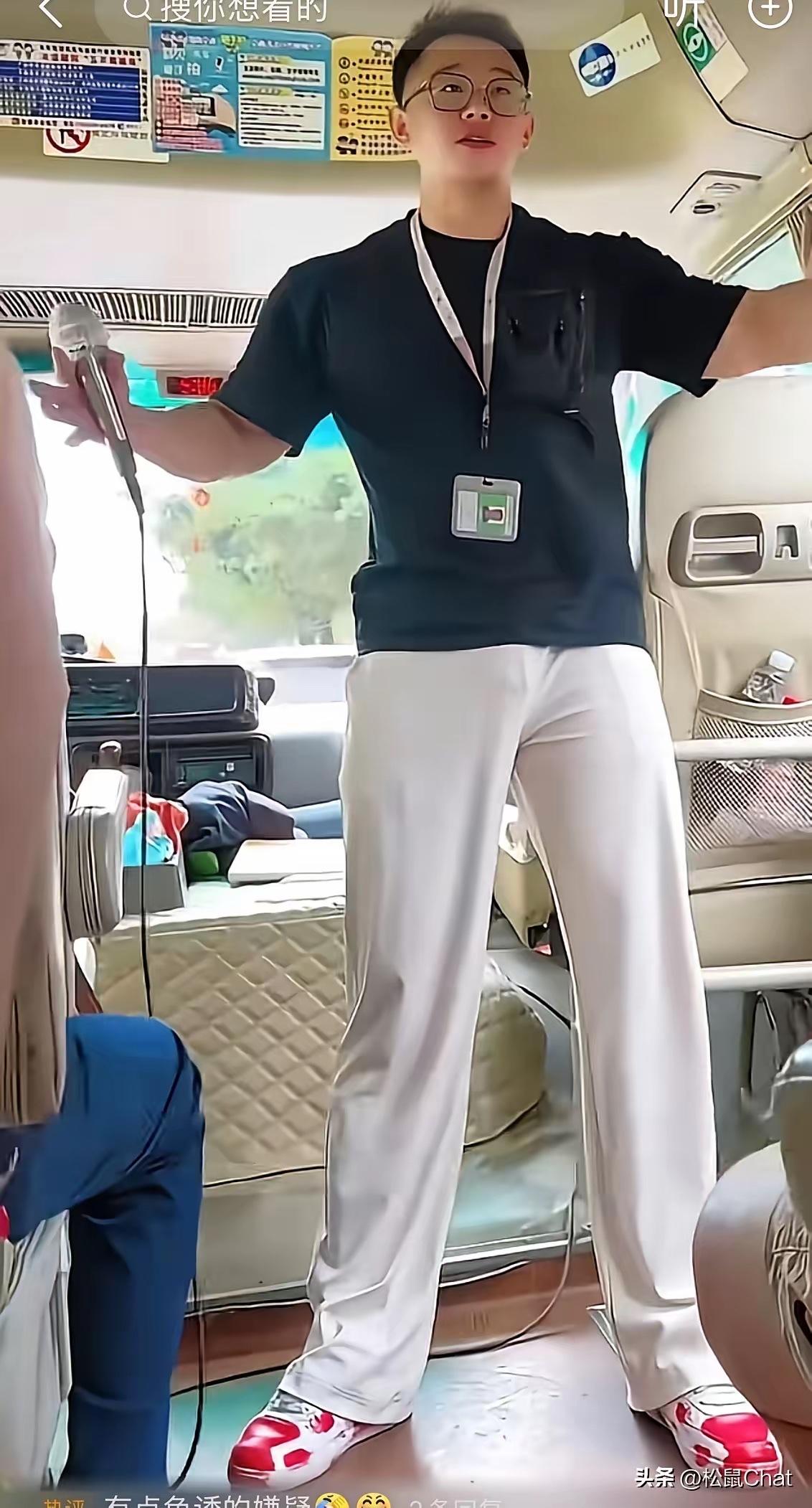 这位导游小哥最近很火，身材好，一看就经常健身，长相也帅，肯定有不少人喜欢。
所以