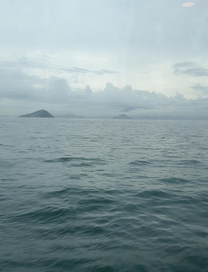 看着大海，心情会忽然变好。
海阔凭鱼跃，天高任鸟飞。

大自然带给你的，就是壮观