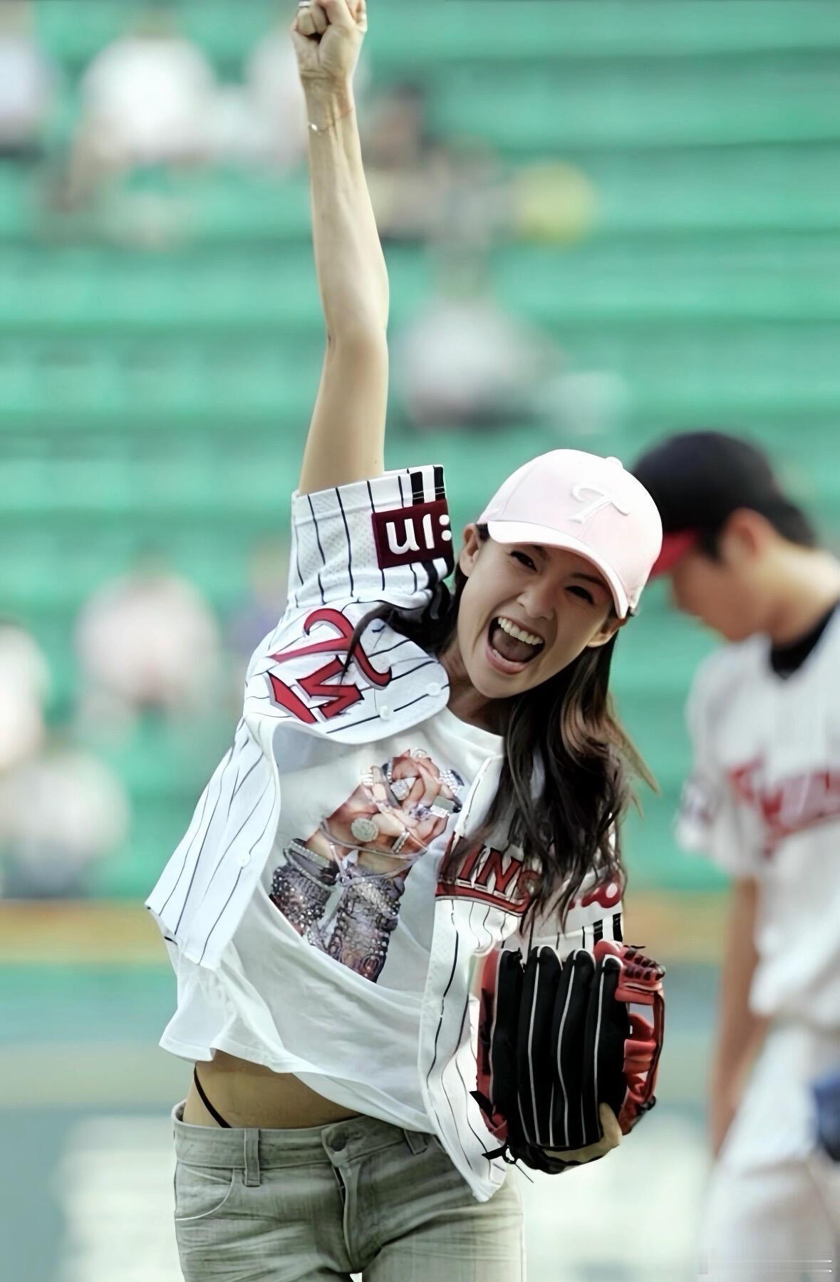 2009年在韩国棒球联赛开球的章子怡，大表情一点不崩，天生的演员。 