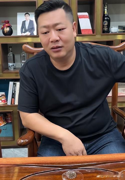 张大炮，年营业收入3000多万，当然，这是他的工厂实体营收和网红IP收入。炮哥的