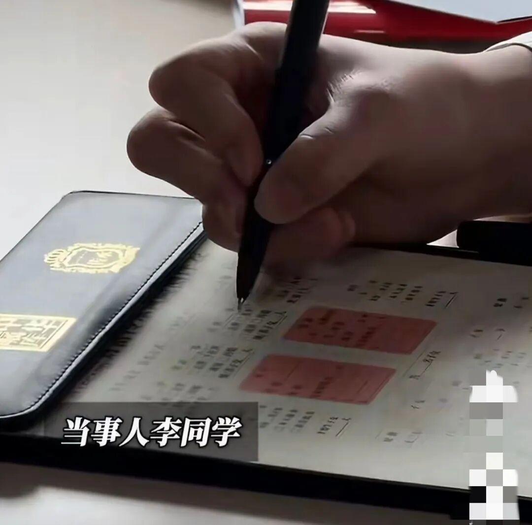 19岁大学生手握2000万，立下文书把全部财产留给好友，网友吵翻了。上海一名刚上