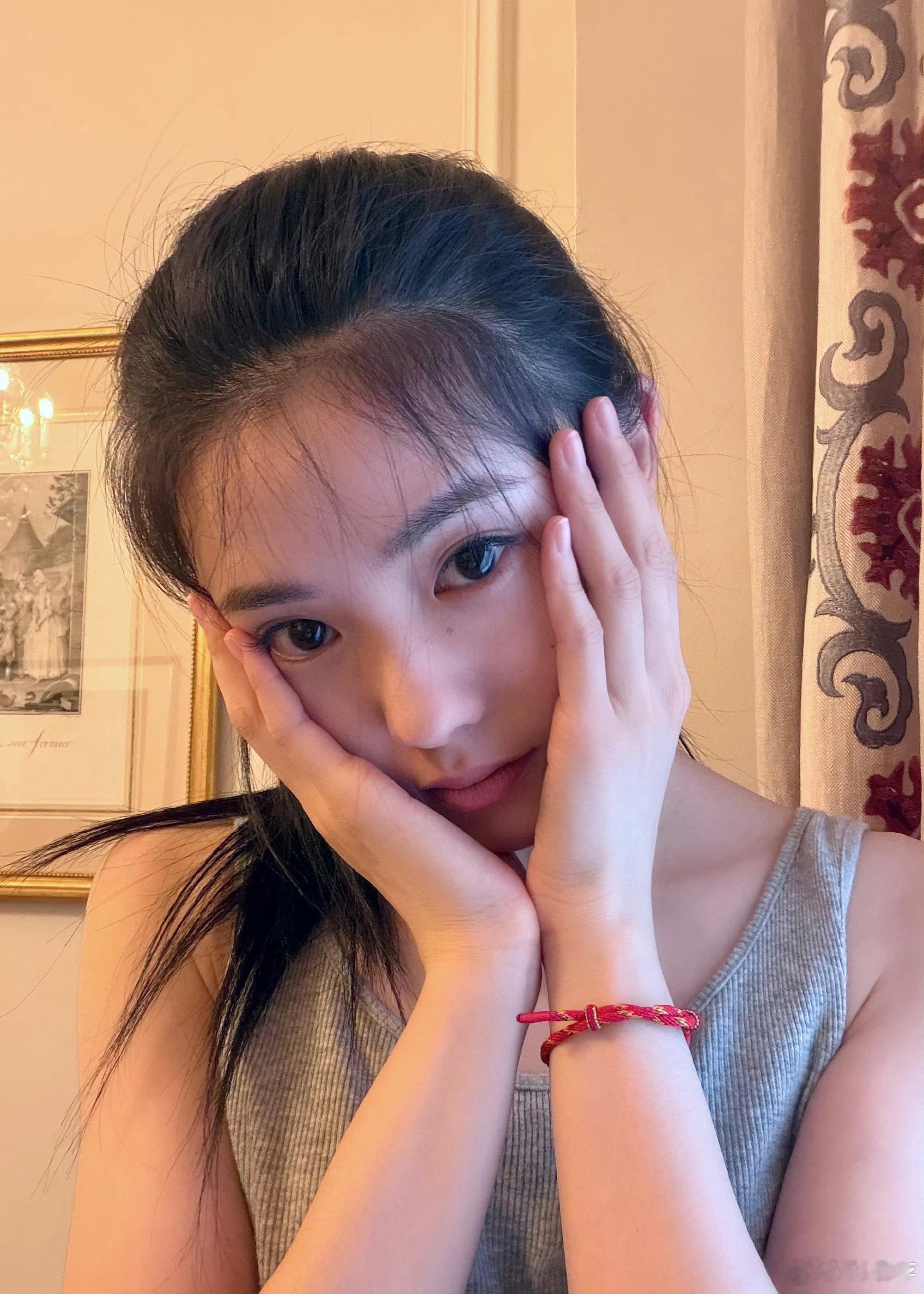 新人女演员许静雅回应被说长得像刘浩存，她说她刚出来的时候就被说长的像这个像那个新