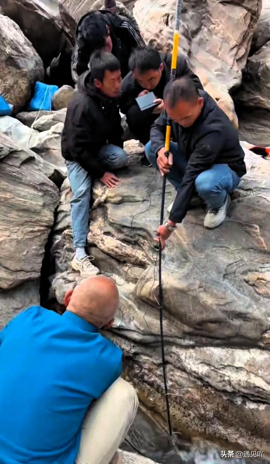 云南丽江虎跳峡意外，男子遗体被夹石缝中，家属放弃打捞：不是不想带你回家，是捞不起