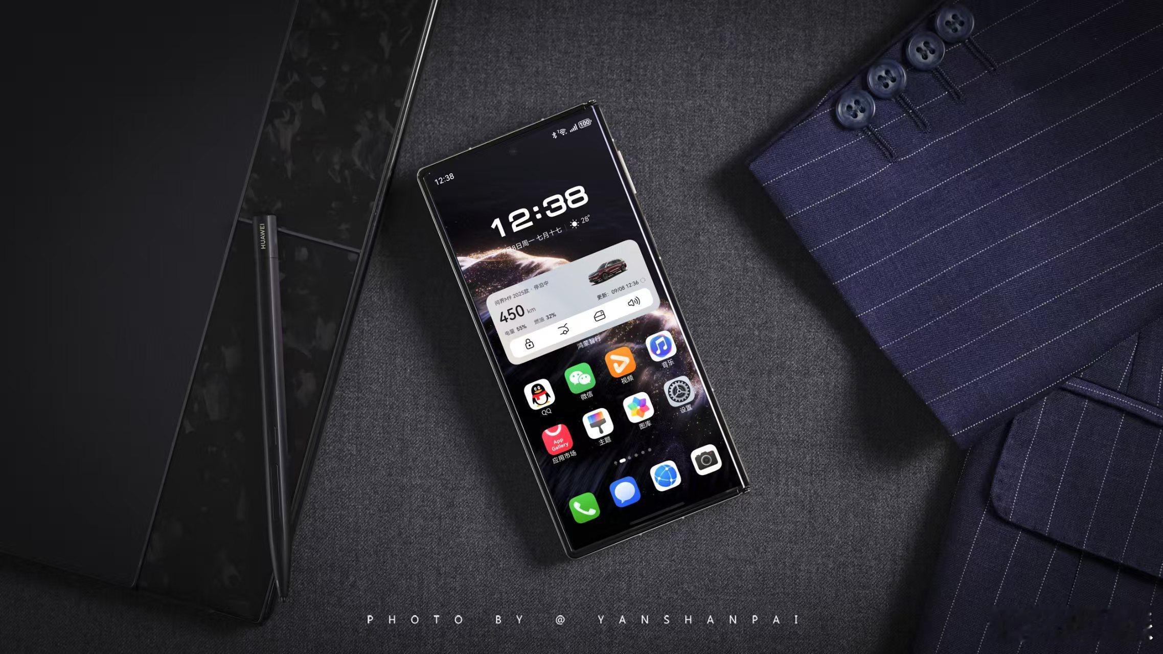 我一直是三折叠用户，这次春晚上我的同款手机也亮相大舞台了。我一直选择华为三折叠的