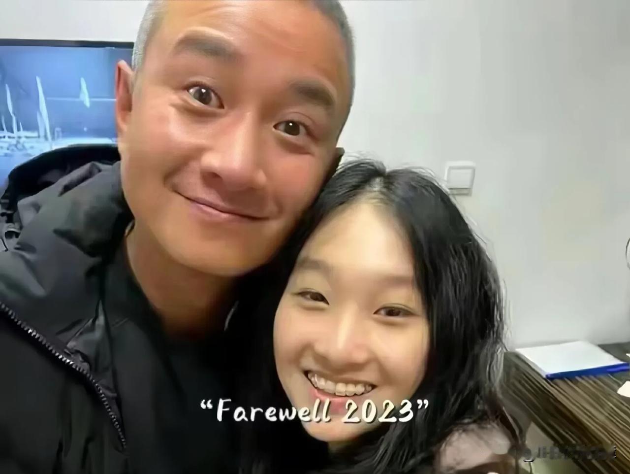 文章与马伊琍的大女儿文君竹，刚刚在社交媒体上分享了一组2023年的照片快闪。

