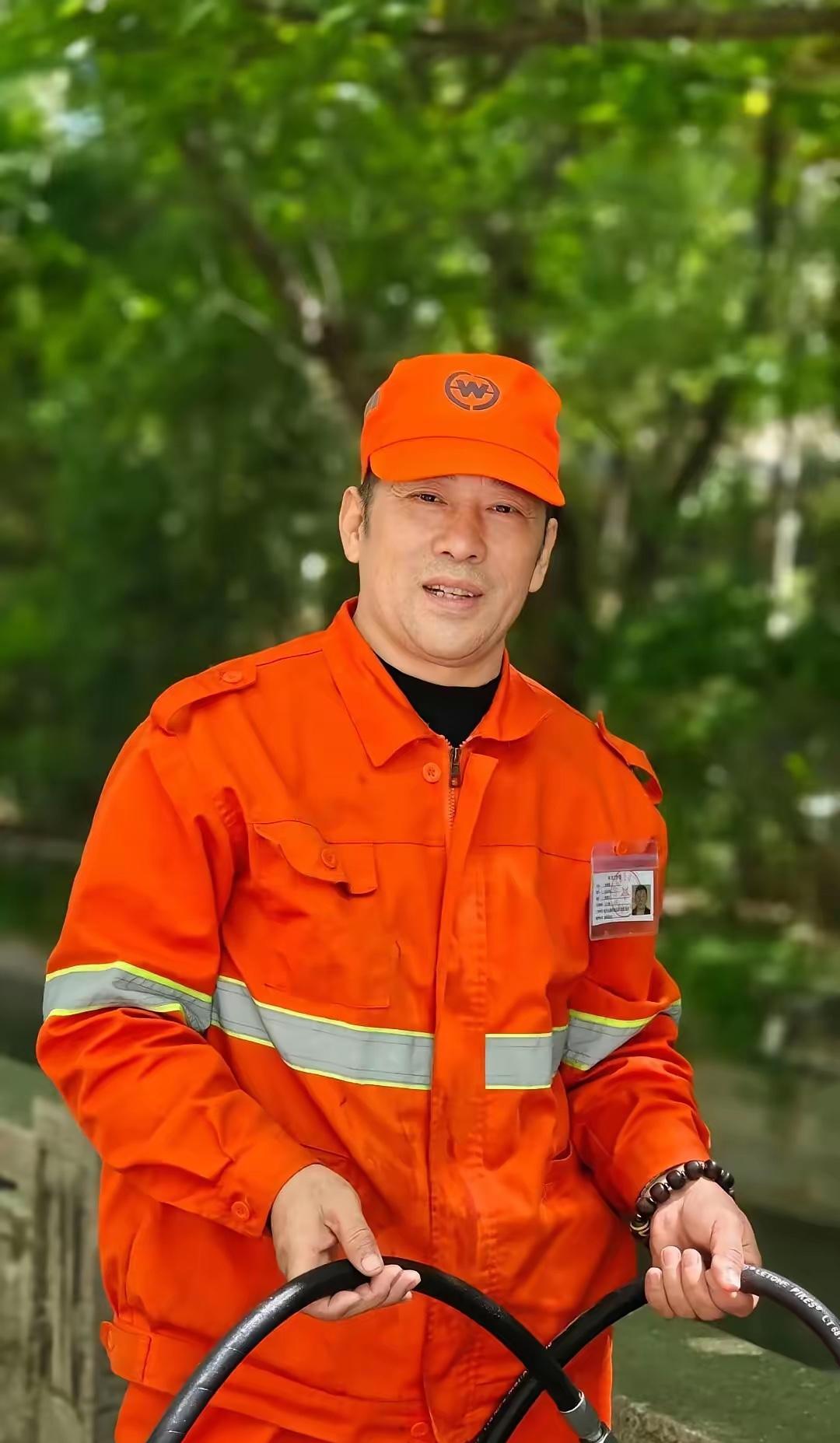 泪目！浙江杭州，凌晨4点，环卫工人李树胜正开着洒水车作业。突然，一名女子冲过来拦