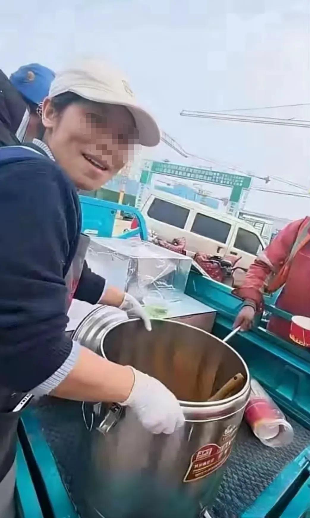 如果济南倒饭姐遇到了这个江西买鱼店主，结果会怎么样？
济南倒饭姐倒饭时的那个“霸