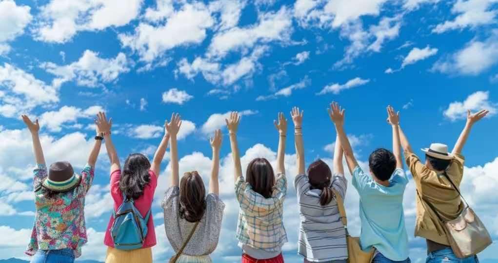 单位又来了一个年轻人。女孩的样子很是灵秀，特别是那一双闪着青春光芒的眸子，让人立