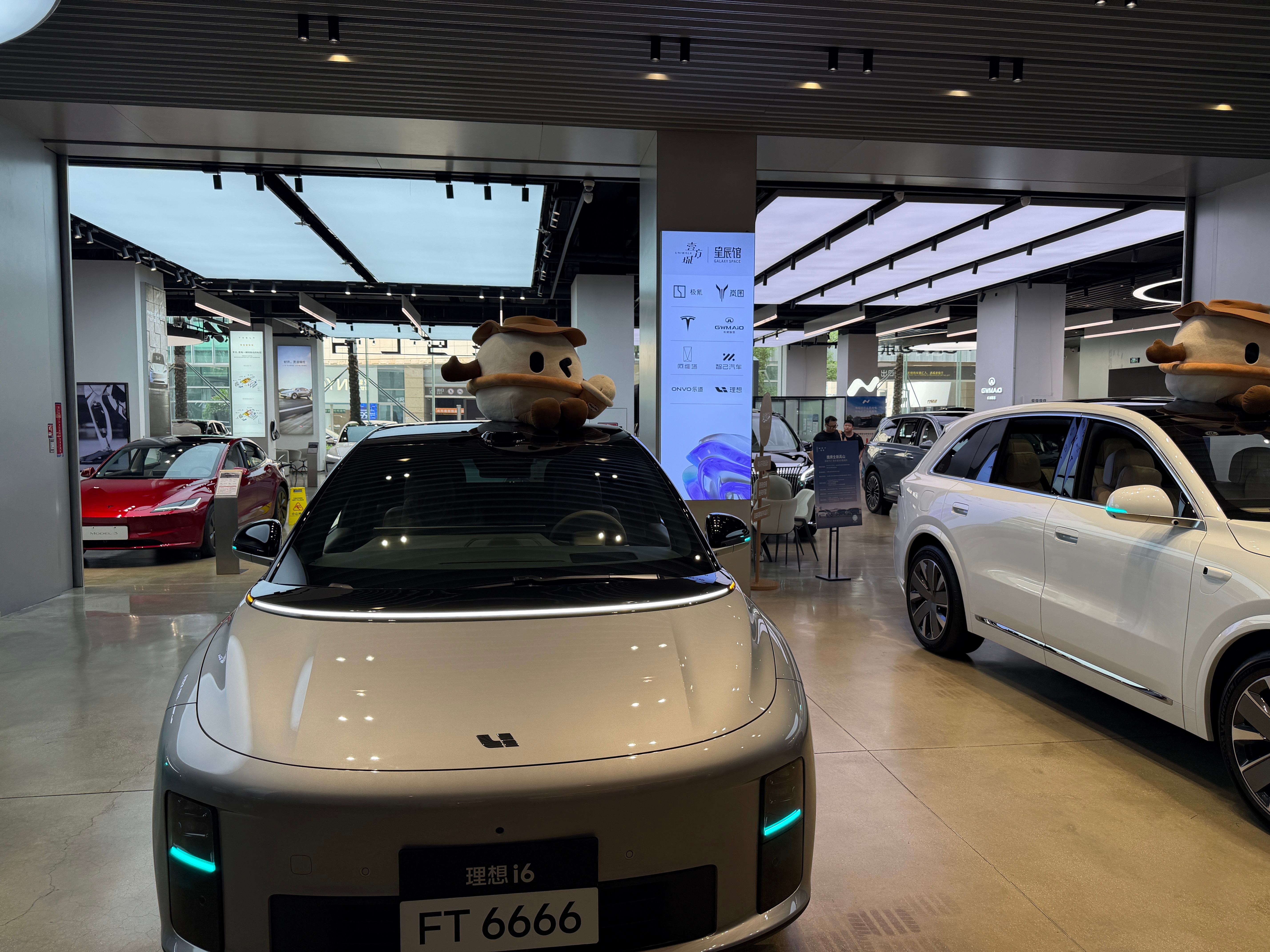 一大早来看新款 i8，打算拍个车。结果壹方城这店还没上，要明天我问店员说前备箱多