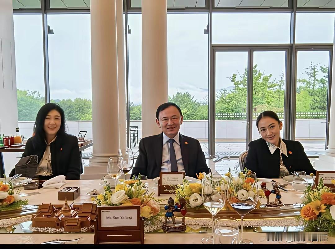 佩通坦这家可以说是泰国总理世家，这张图片中的三个人他信、英拉、佩通坦都当过泰国总