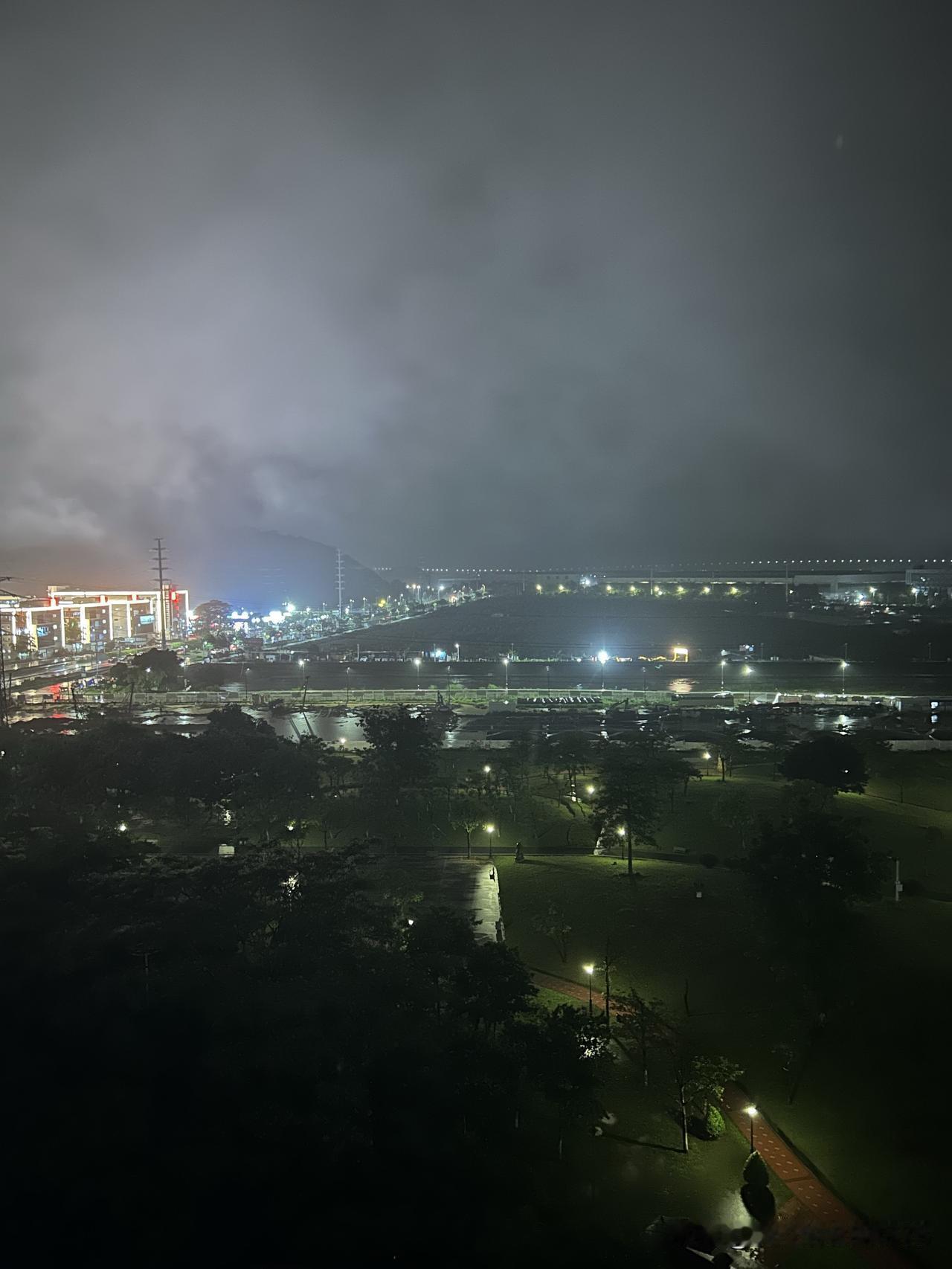 来中山市一个多星期了，就没有看到什么好天气。天天都下了雨的。今天这暴雨下的好猛烈