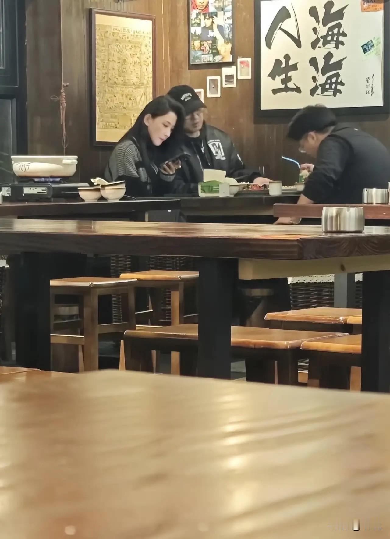 都这把年纪了，想来搭伙过日子也不会在领证结婚了吧