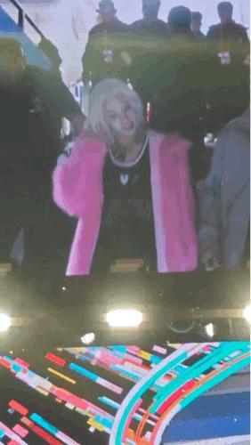 华晨宇从观众席退场 谁被这退场戳到了？从WT到观众席、后台，再到离场上车，三分钟