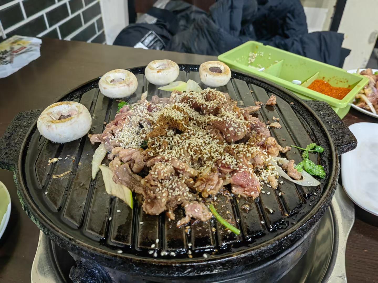 烤肉罗绝了！服务员也特别热情！地道！实惠！
