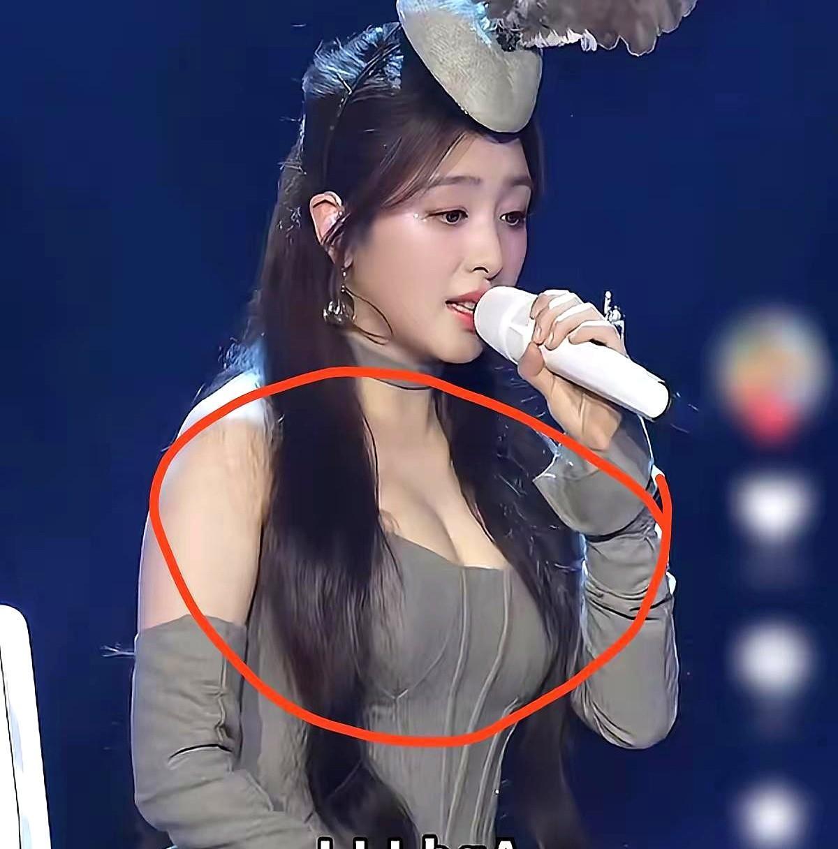 张含韵不束腰了，腰围没小，气儿却顺了。
以前怕胖，现在怕喘不上气。
束腰裤躺进衣