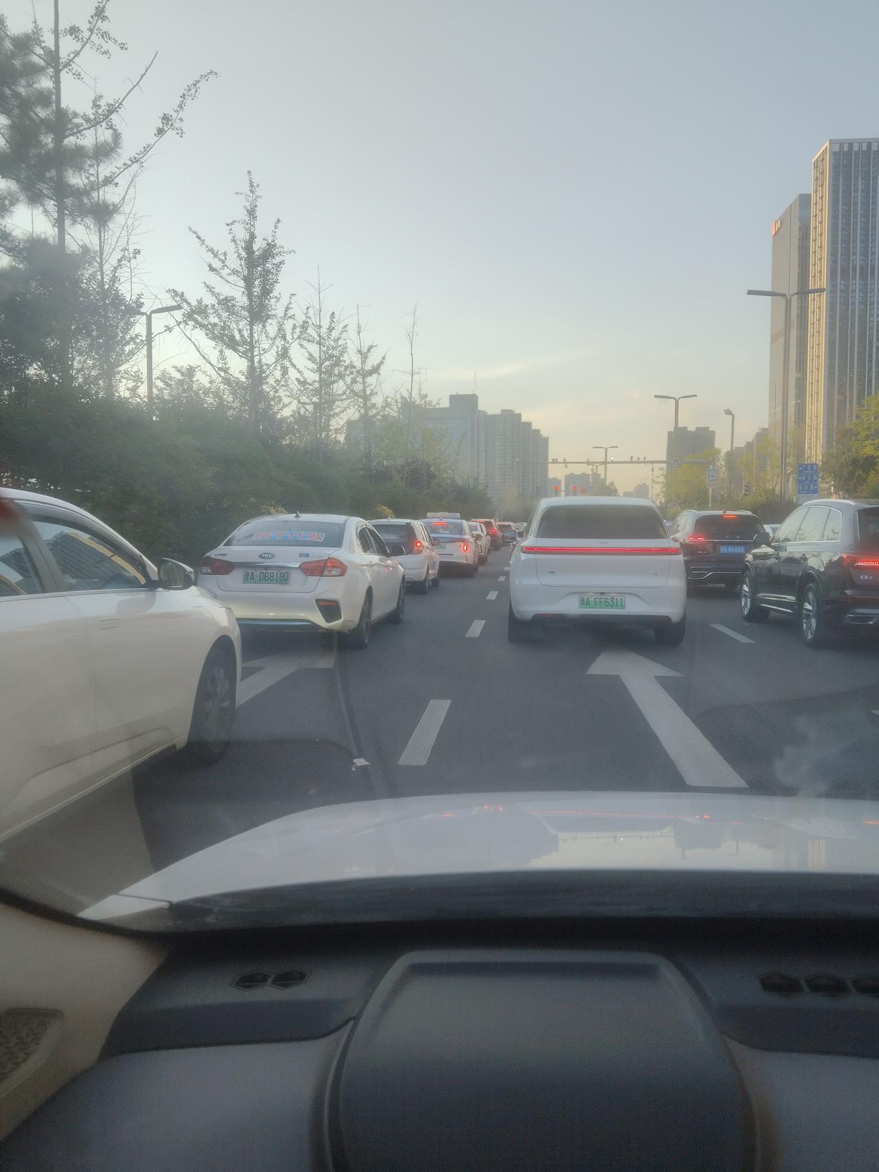 网约车司机最怕的不是没单，而是等红绿灯的时候突然来了一单，不巧的是这一单的导航正