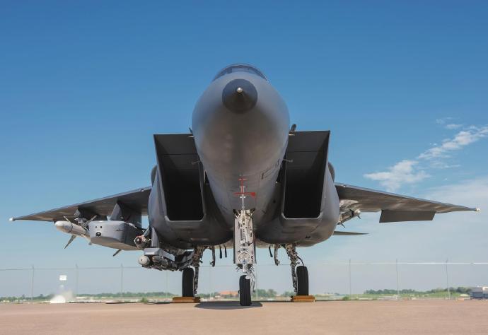 每天认识一件兵器 F-15“鹰”式战斗机F-15“鹰”式（Eagle）战斗机是美