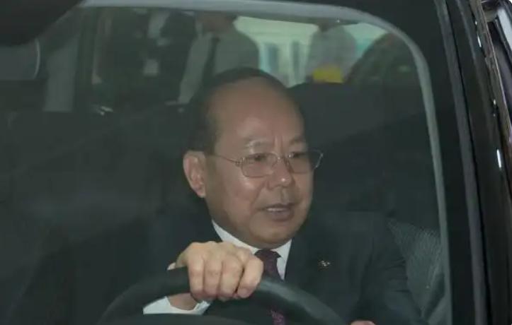 一个农村出身的县委书记，半路“跨界”搞汽车，竟把30亿烂摊子，硬生生拼成年销百万