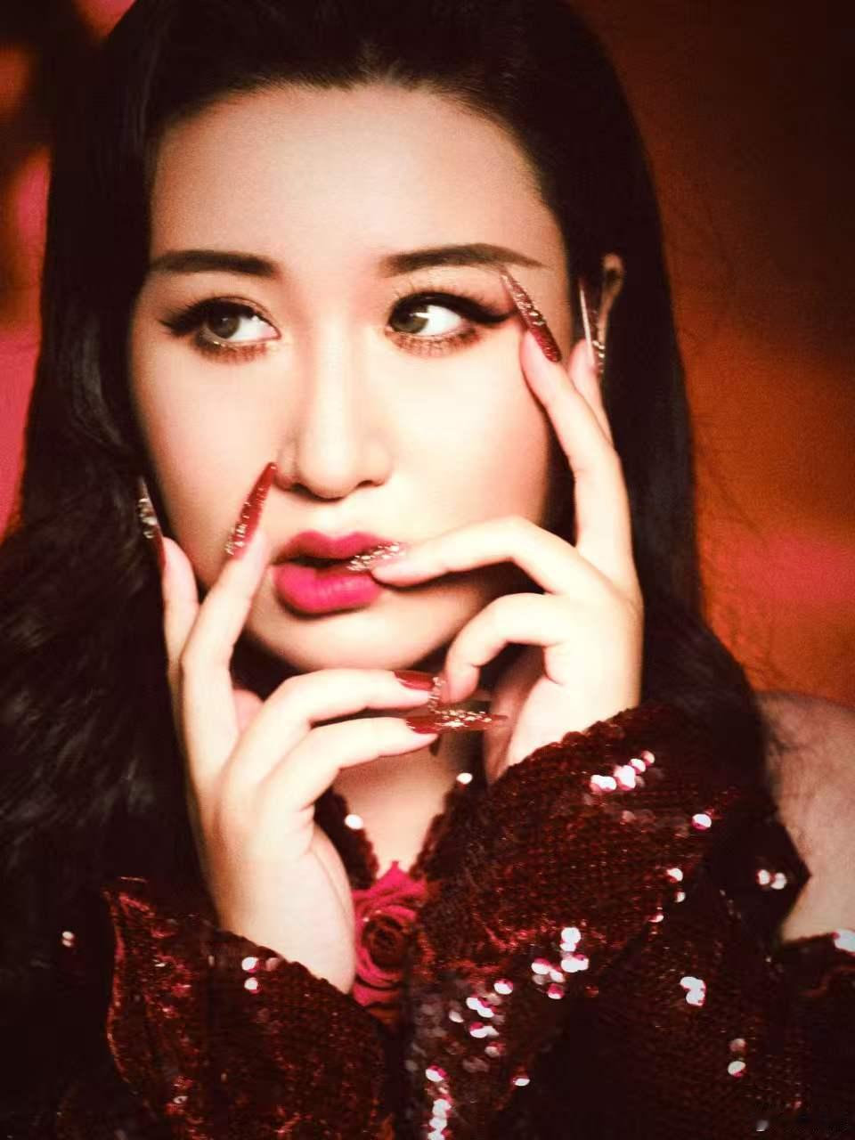 锤娜丽莎下沉口碑越来越多普通人被锤娜丽莎的舞台圈粉，用心二字贯穿每一次演出。深耕
