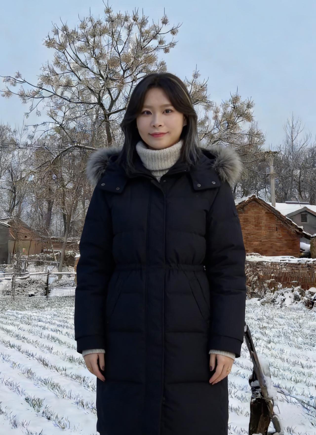 晓雪封尘径，寒烟绕远畴。
琼枝垂玉珮，倩影立银丘。
目逐飞鸿远，心随落雪柔。
相