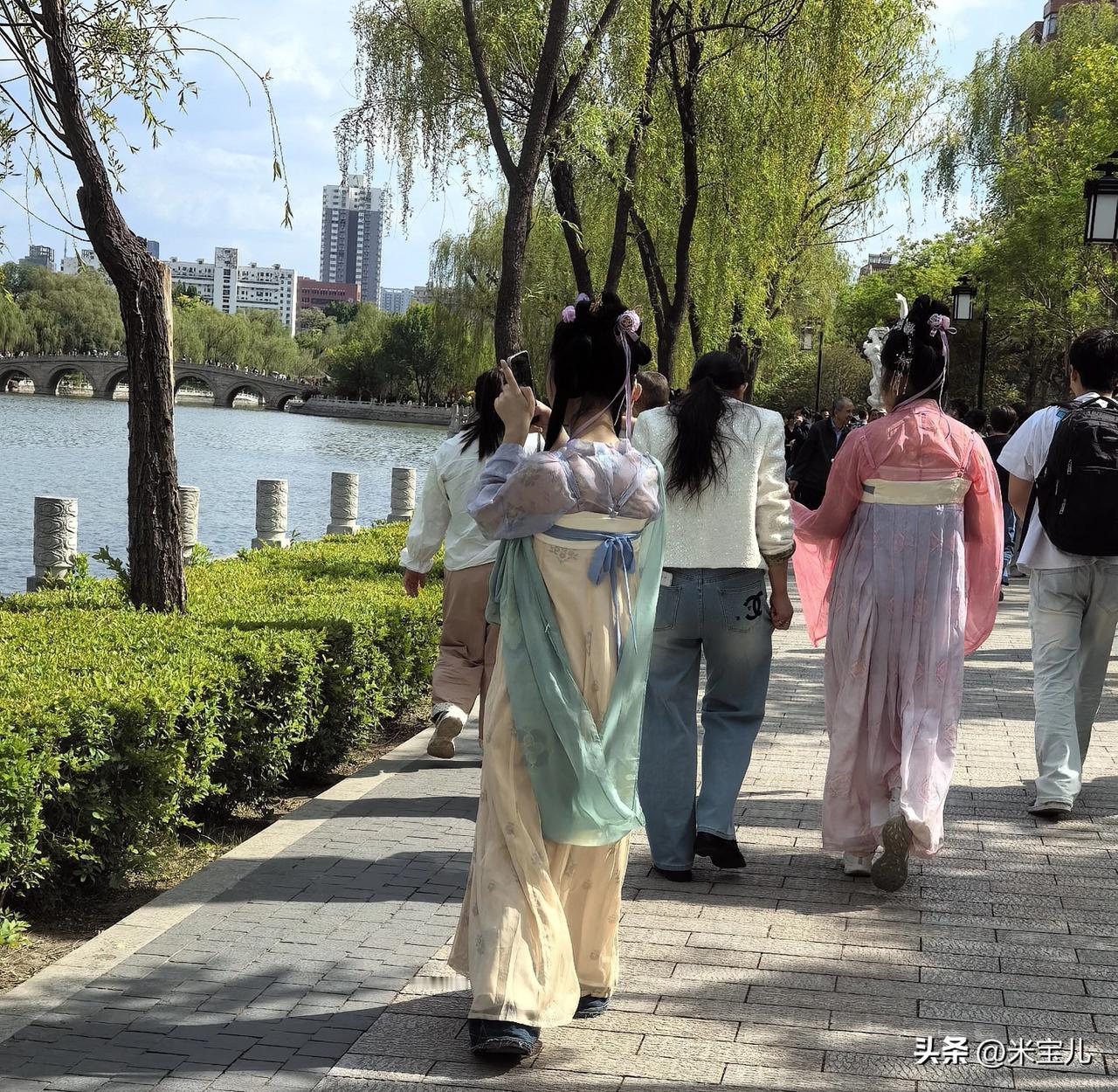 “这个世界再美，下辈子不再来了”，
这是她被救起来的第一句话。
她拥有着令人羡慕