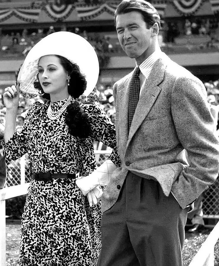 特别需要提及的是女星海蒂·拉玛不仅仅会演戏，她还是个发明家，她同另一位作曲家乔治