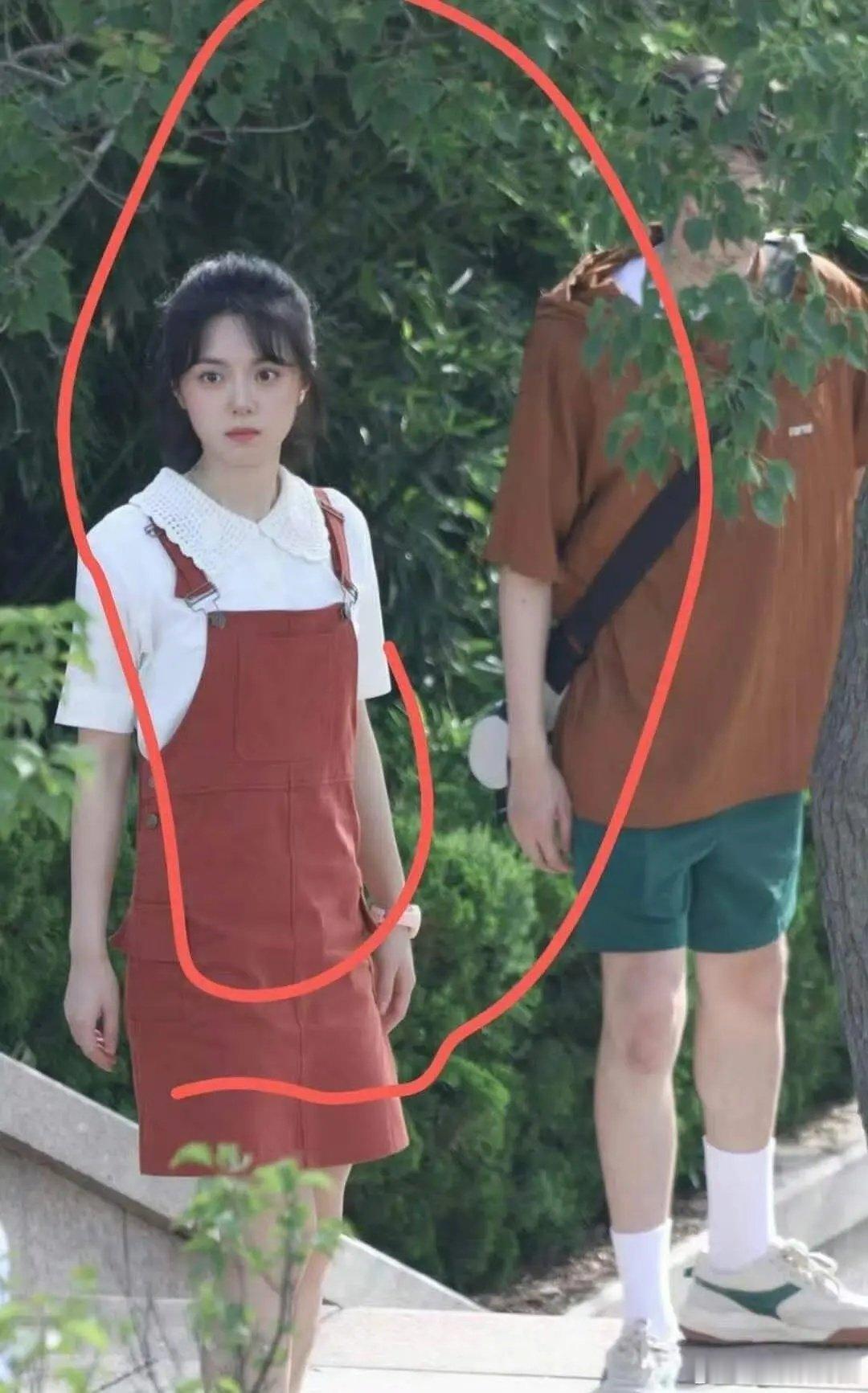 赵今麦和张凌赫在剧里演的是情侣吗，怎么看起来像差辈了 ​​​