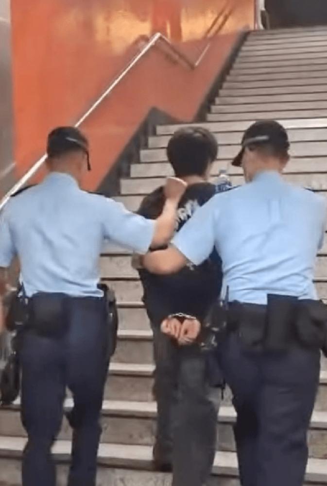 香港长沙湾发生一起疑似偷拍裙底的风化案件。一名中学女生在港铁站内疑似遭人偷拍，好