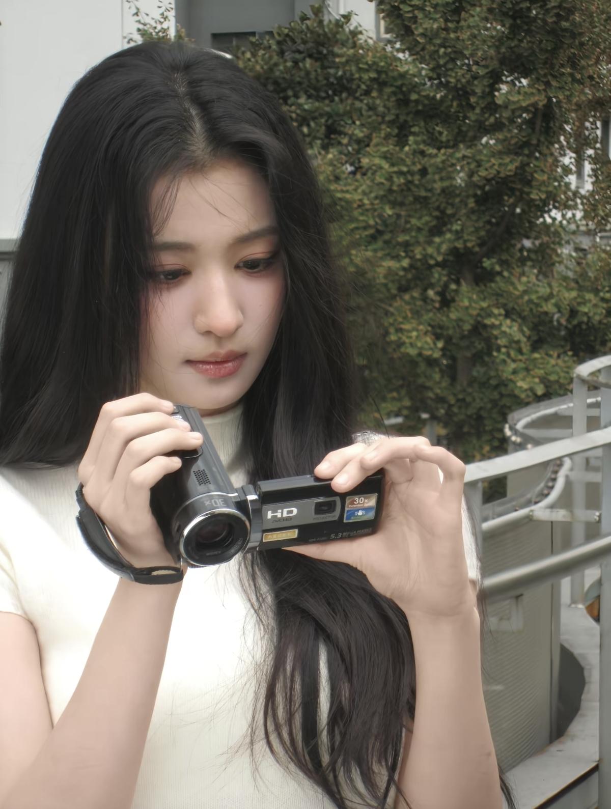 王楚然的复古相机，咔嚓一声，定格了整个青春[比心]王楚然镜头里的温柔，是治愈一切