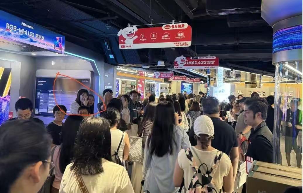 在端午节来临之际，京东 MALL 进香港了，首日到场的香港街坊、内地游客真的很多