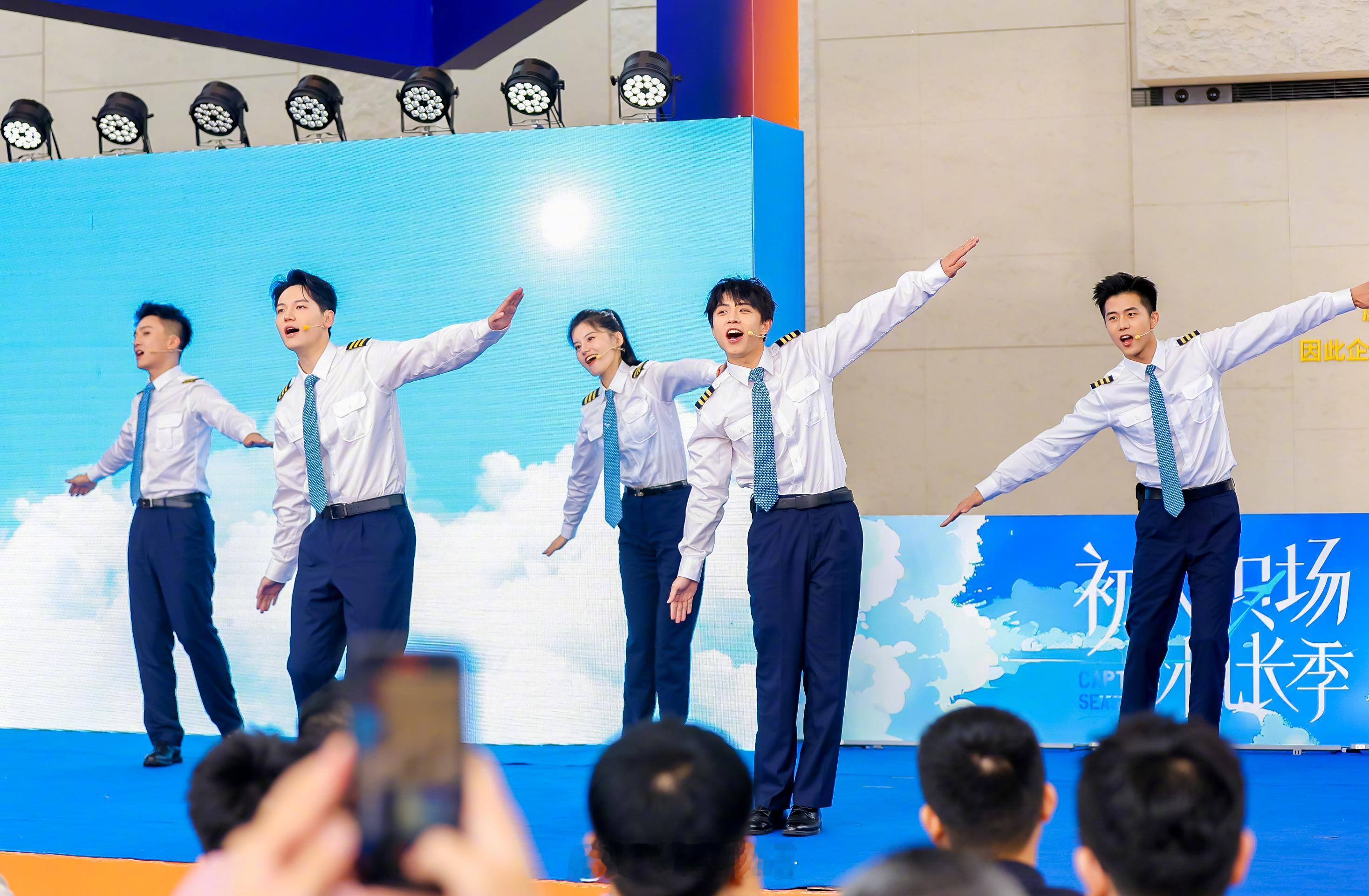 【当素人飞行员成为综艺主角，厦航跨界很会玩[666]】6月6日，厦门航空与芒果T