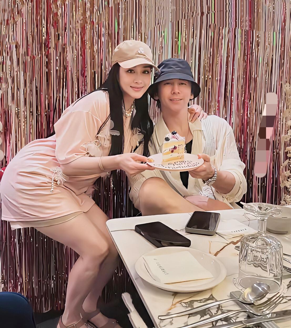 为什么不坐旁边一起拍照要这样半蹲着拍？好像他是老大你是服侍他的人